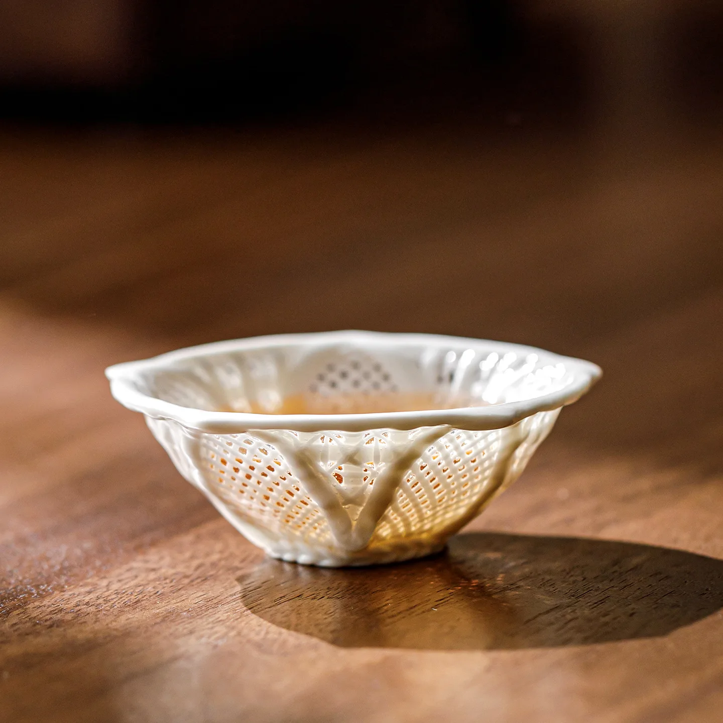 Handmade Rice Pattern White Porcelain Master Tea Cup Single Kung Fu Tasting Cup for Home Office Tea Ceremony Gift