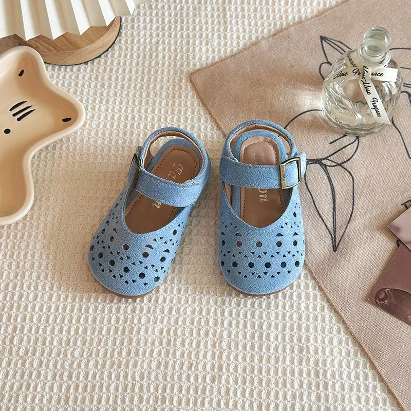 

Детская пляжная летняя обувь с вырезами для девочек, дышащая повседневная обувь в лаконичном стиле для малышей, нескользящие детские сандалии на мягкой подошве