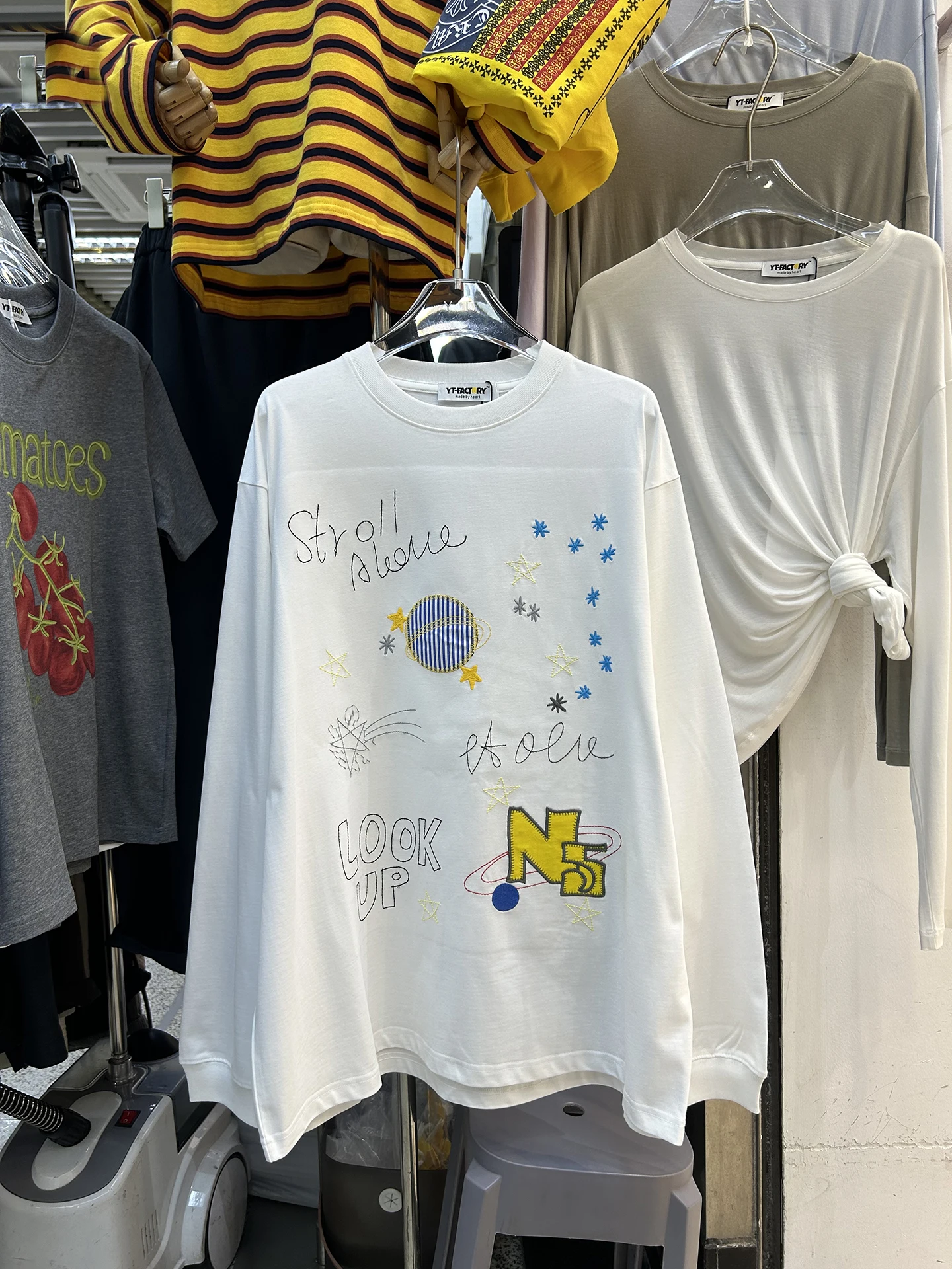 

Женская футболка с длинным рукавом и вышивкой, осенне-зимняя, повседневная, модная, свободного кроя, универсальная, трендовая, с круглым вырезом