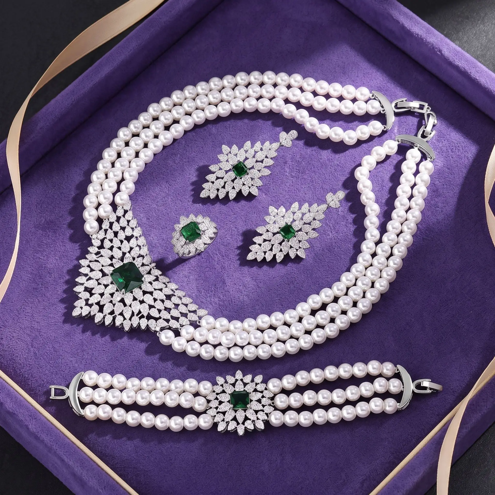 set-di-gioielli-da-donna-con-perle-a-tre-strati-strass-e-pietre-rosse-e-verdi-elegante-e-lussuoso-ideale-come-accessorio-per-abiti-da-sera-o-per-feste-perfetto-come-regalo-di-natale
