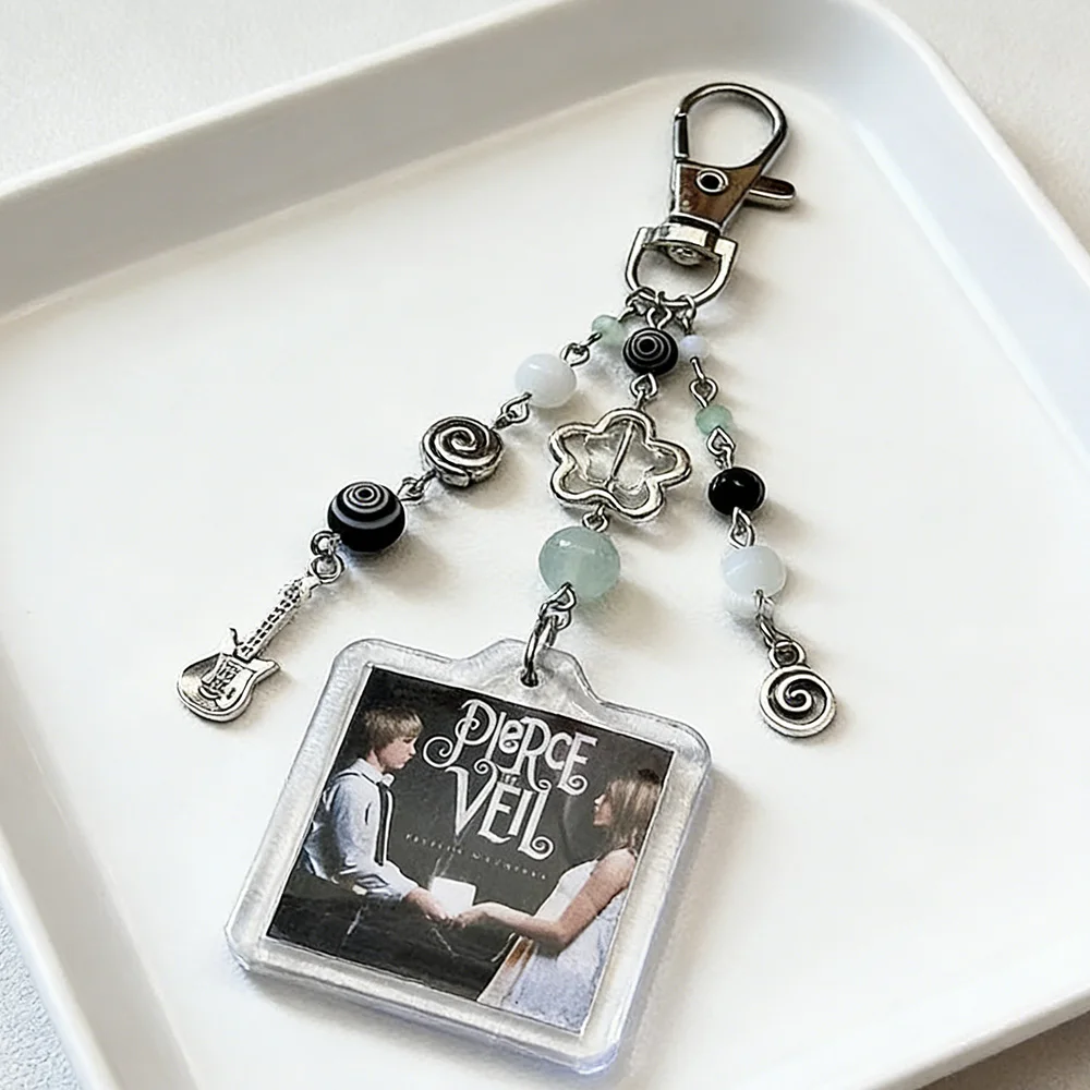 Porte-clés avec couverture d'album Pierce The Veil, breloque de sac perlée style emo punk avec pendentif guitare, accessoire de sac à dos esthétique grunge Y2K