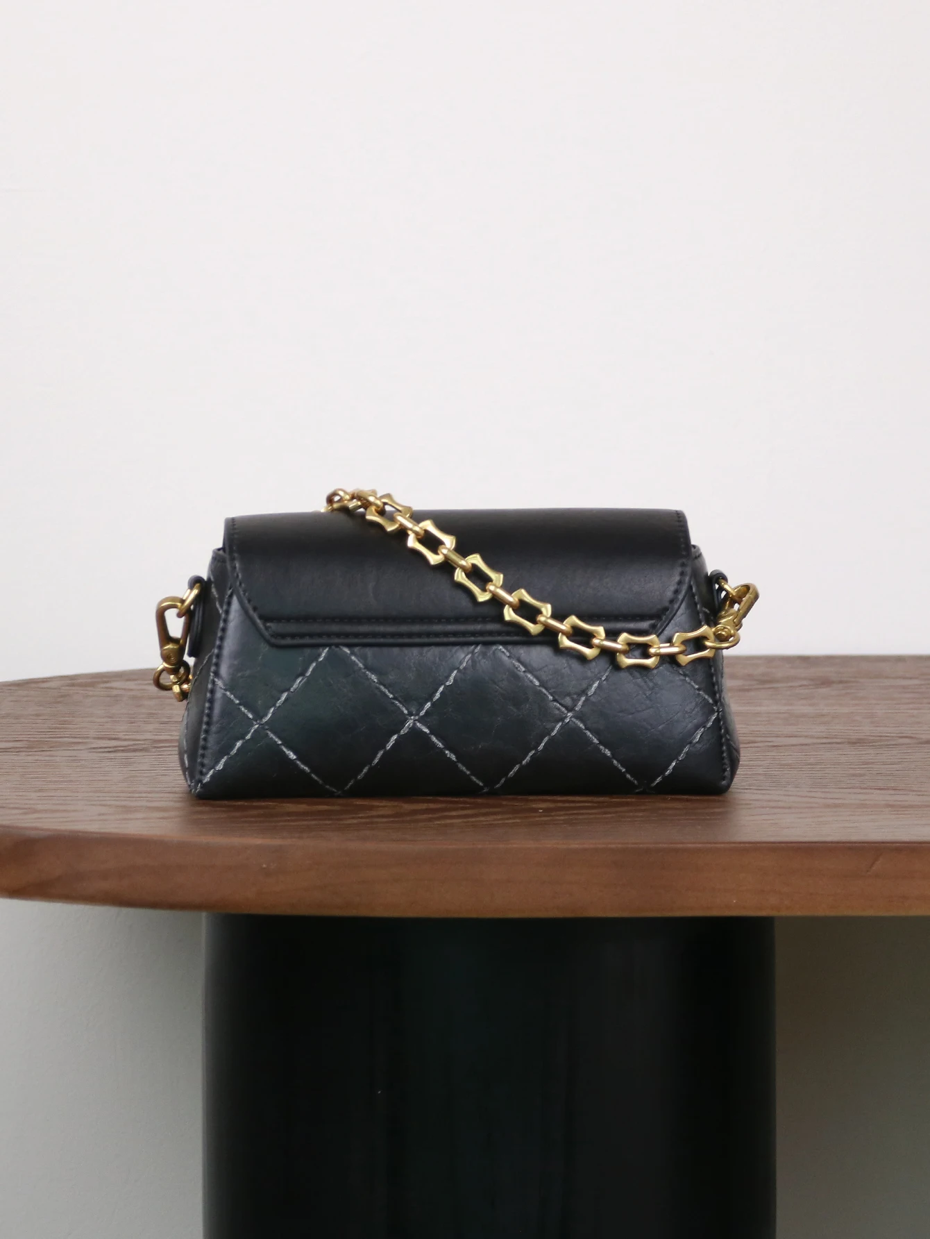 خريف/شتاء 2025 جديد خط التطريز الرجعية حقيبة يد صغيرة فاخرة موضة سلسلة حقيبة مزاجه الغريبة بوسطن وسادة صغيرة كوم