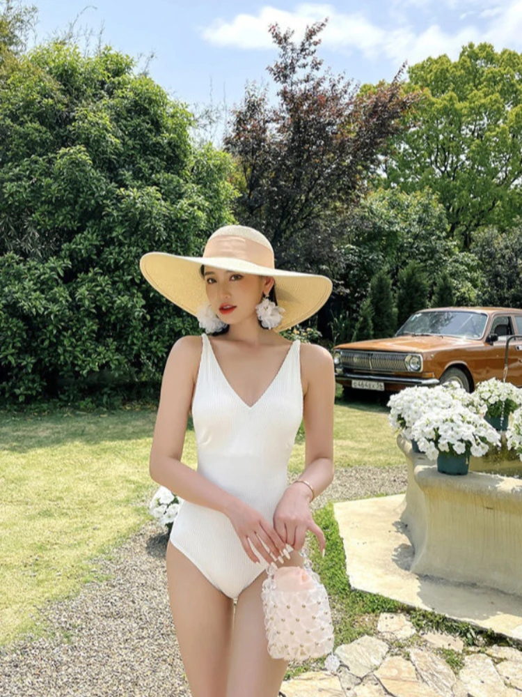 Ins نمط مثير عميق الخامس حزام ملابس السباحة النسائية ربيع حار عطلة الشاطئ بلون المحافظ الساخن فتاة قطعة واحدة بيكيني