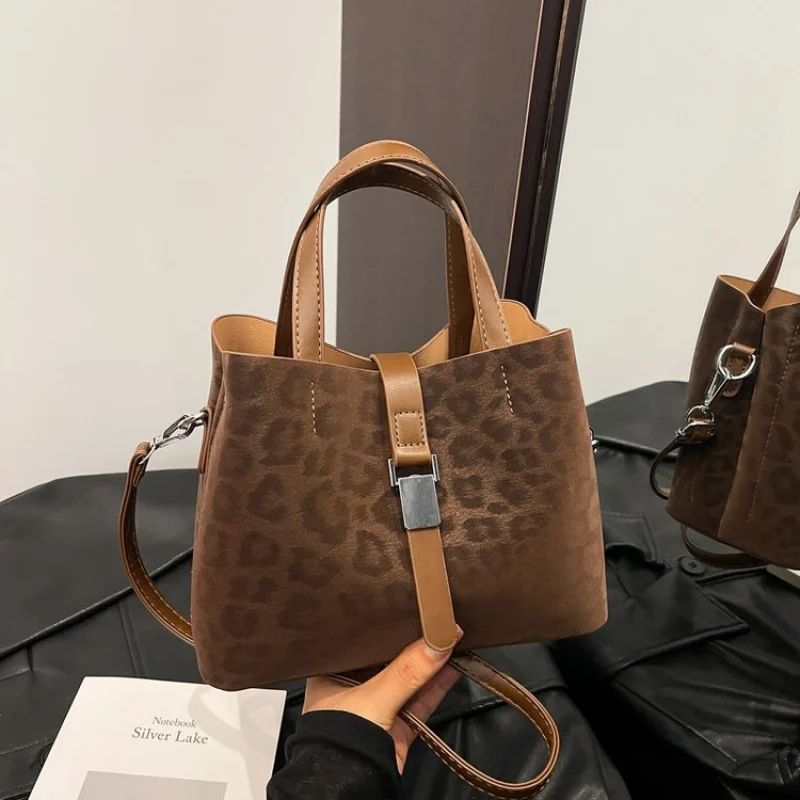 

Женская сумка-мессенджер из искусственной кожи, повседневная, в Париже, элитная, просторная, мягкая, повседневная, изысканного внешнего вида ​