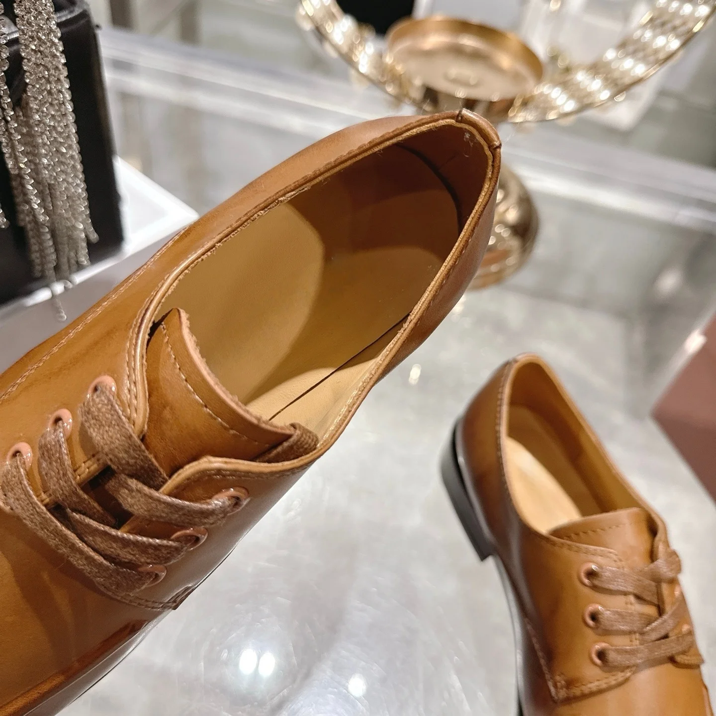 أحذية نسائية مصممة أوائل الربيع أحذية بدون كعب جلدية بنمط جديد