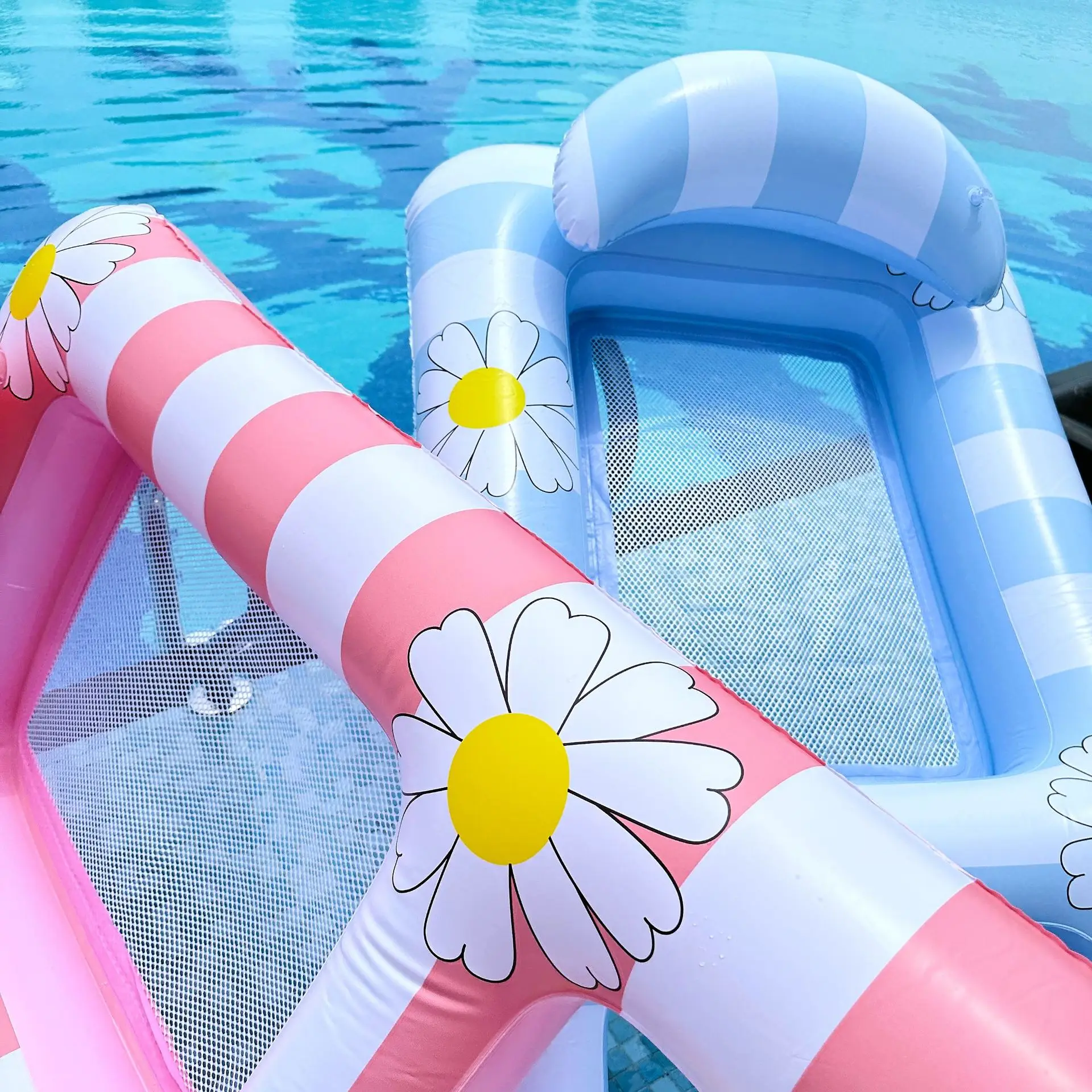 Lettino Galleggiante Gonfiabile a Righe Daisy per l'Estate 2026, Materassino Galleggiante in Rete Laminata per Piscina, Materassino Galleggiante per Divertimento Estivo in Acqua
