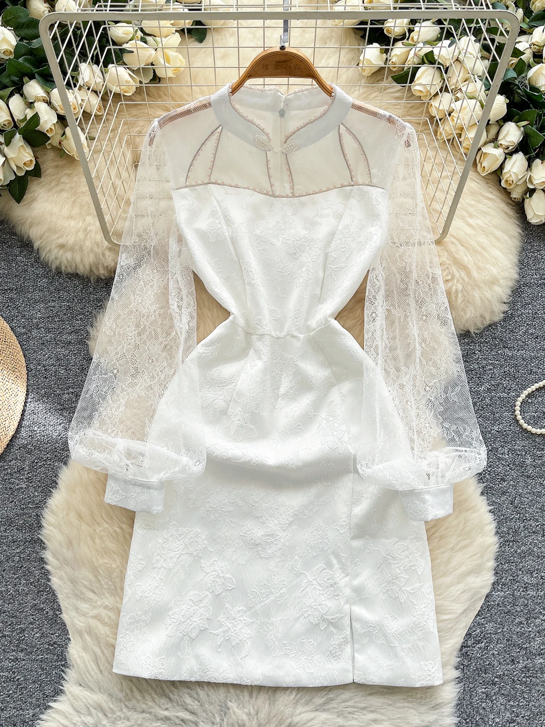 فستان أنيق من الدانتيل المفرغ بأكمام طويلة مع تصميم مشدود عند الخصر وفتحة جانبية على قماش الساتان، فستان على الطراز الكوري بخ...