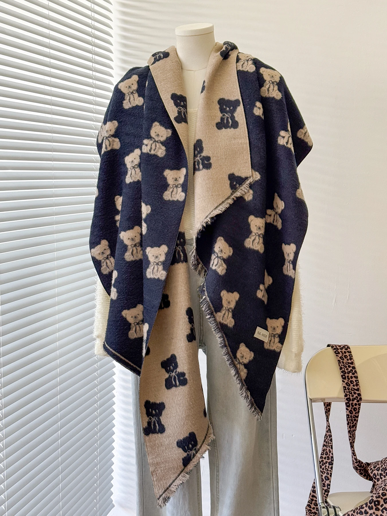 شال نسائي فاخر من الكشمير الصناعي لطيف تيدي بير طباعة شتاء التفاف مع شرابات الباشمينا باندانا نمط لعام 2025