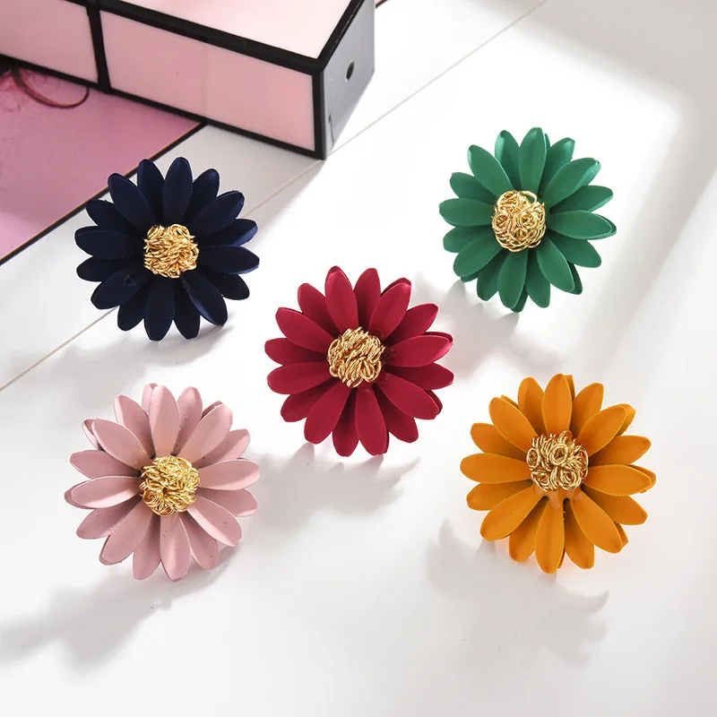 Pink Green White Yellow Daisy Stud Earrings for Women Metal Yellow Purple Blue Spray Paint Flower Earrings Party Cute Jewerly