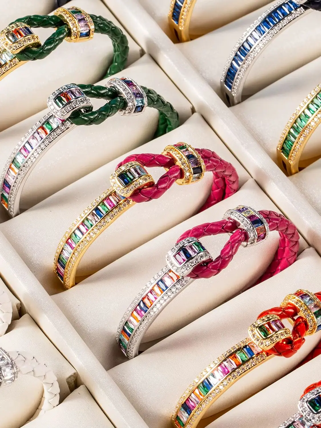1 Stück geflochtenes Armband mit Hufeisen-Schnalle für Damen, trendiges Armreif mit Strasssteinen, modischer, stapelbarer Handgelenkschmuck, Geschenk für den täglichen Gebrauch. – Detail 1