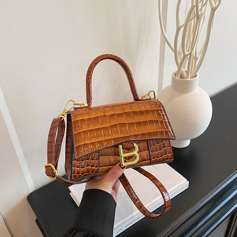 Trendy women's chain strap crossbody bag, fashionable handbag, classic women's shoulder bag with elegant designer letter logo