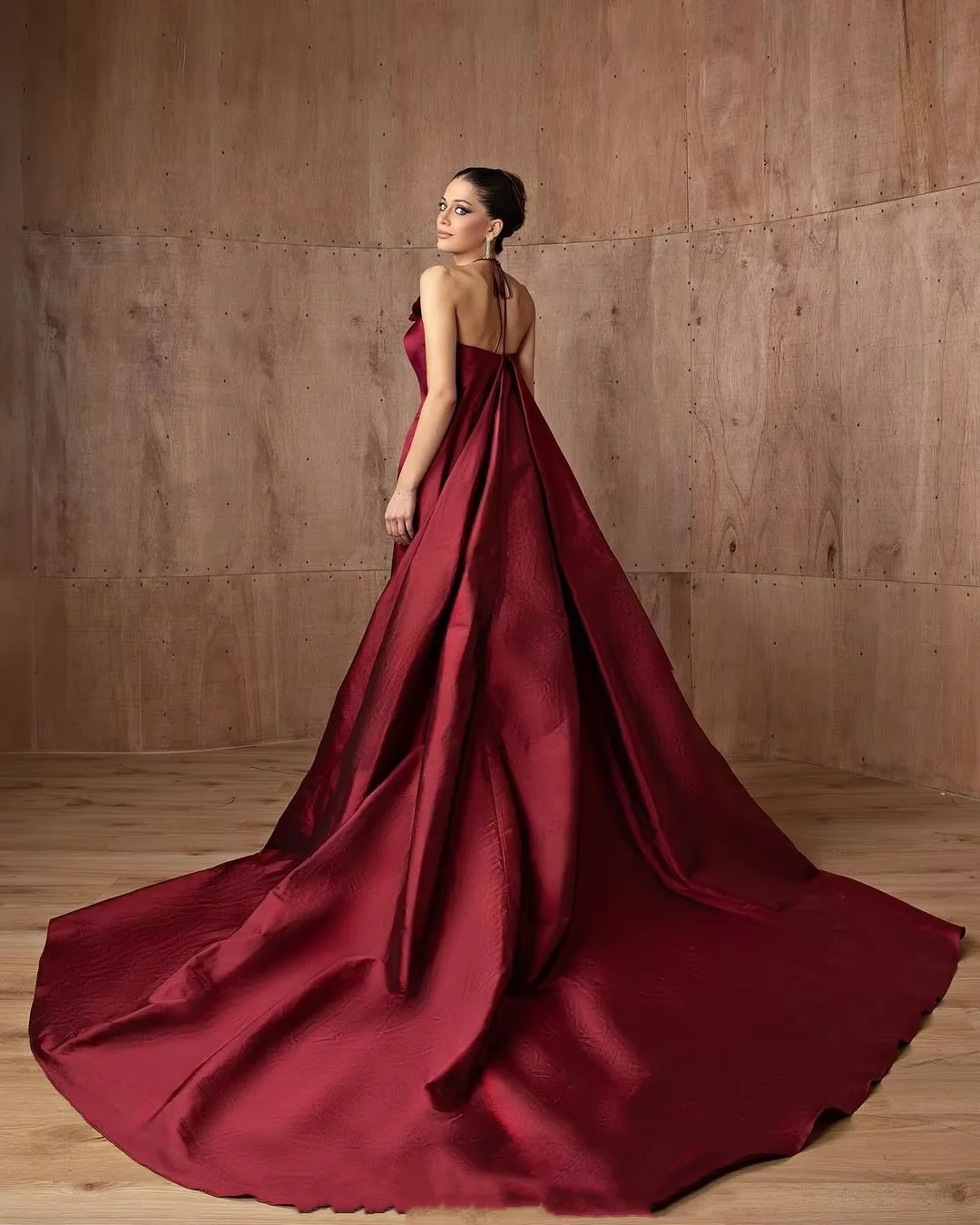 Meetlove الرسن حمالة الزهور حورية البحر مخصص الساتان الأحمر انفصال قطار بلا أكمام الطابق طول فساتين السهرة