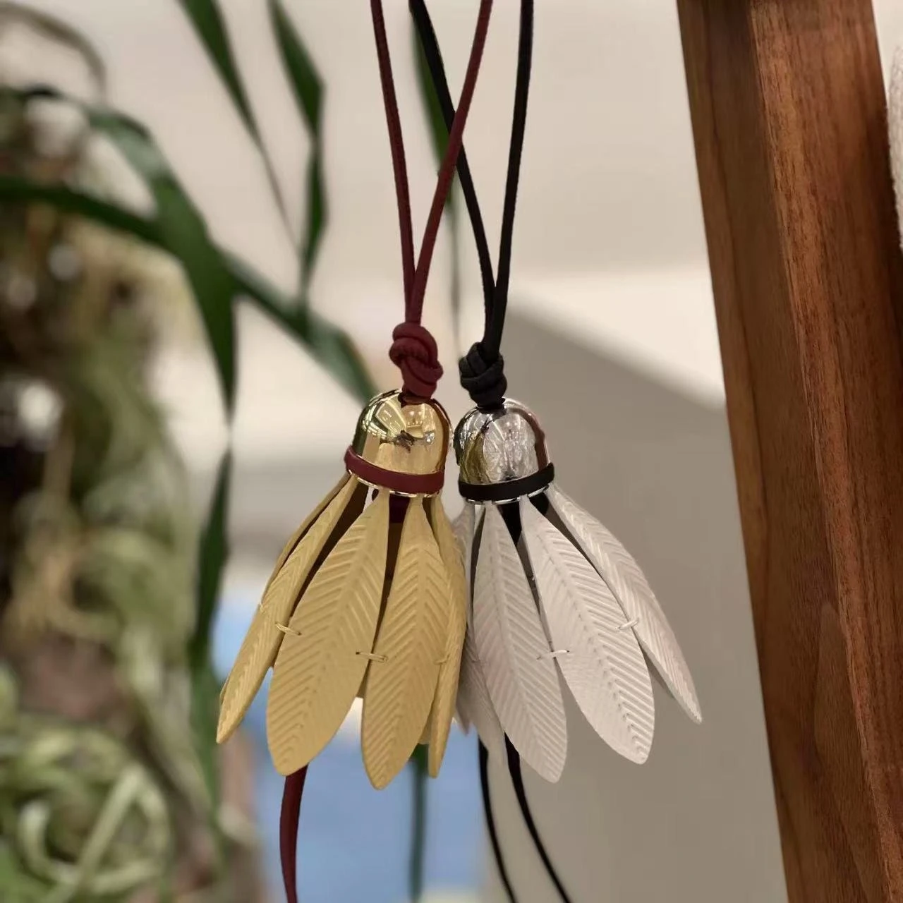 feather-shape-pendant-keychain-stylish-hanging-charm-for-bag-purse-car-keys