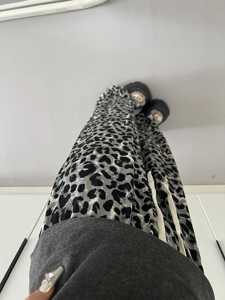 กางเกงขายาวลายเสือดาวผ้าไหมน้ำแข็งสไตล์อเมริกัน เอวสูง ทรงขากว้าง สวมใส่สบายๆ สำหรับฤดูร้อน ผ้าบางเบา รุ่นใหม่ เหมาะสำหรับเดินเล่นและพักผ่อนสำหรับผู้หญิง