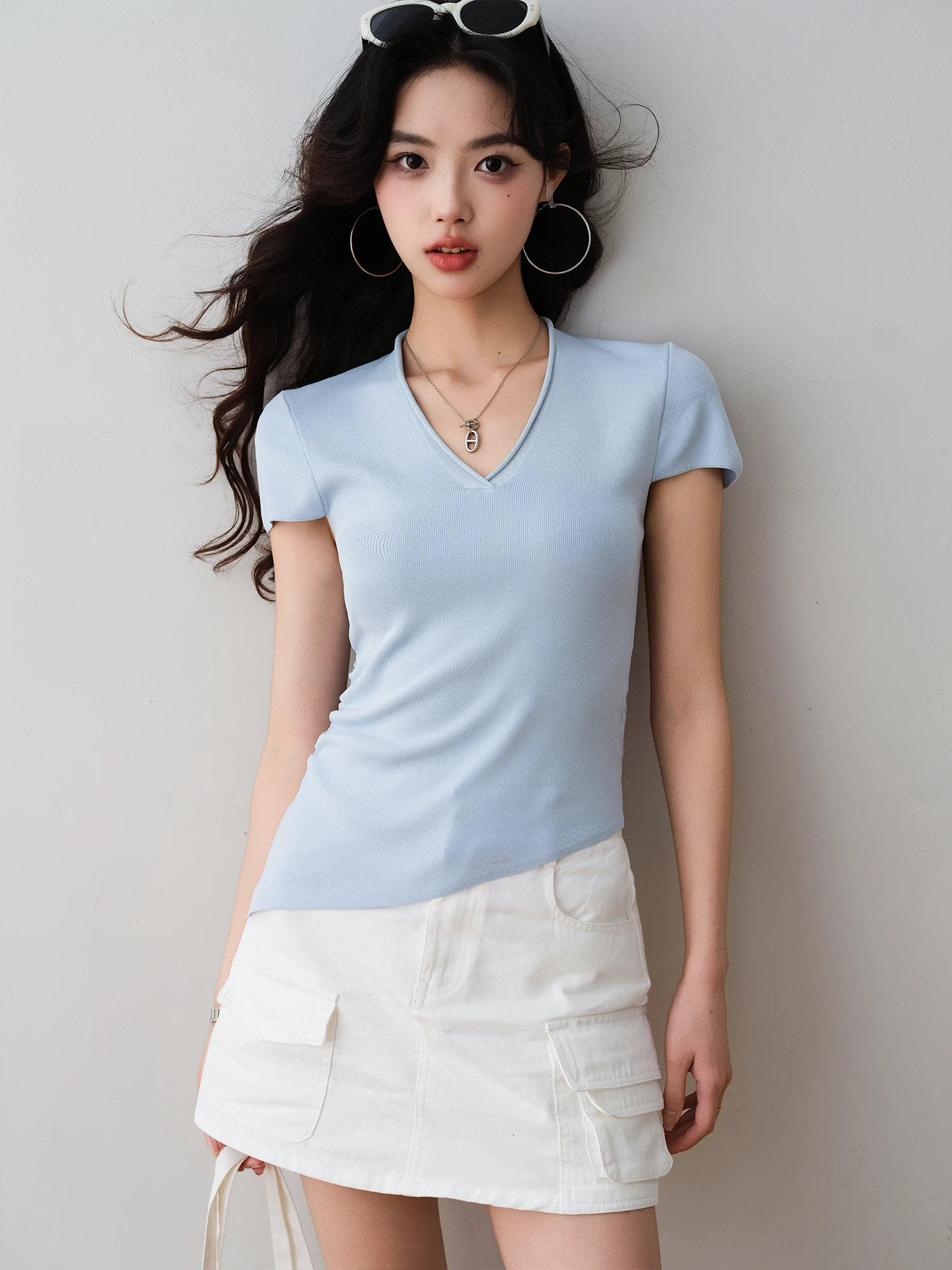 

Slim Fit V-Ne ort Sve T-irt RONRON Irregular Pleats Waist-Cinching Summer New Sle Versatile Slimming Top for Women