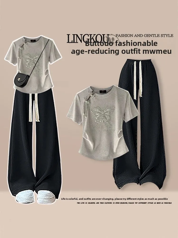 طقم نسائي صيفي كاجوال مكون من قطعتين: بنطلون واسع الساق مع خصر مطوي مزين بالفراشات، تصميم أنيق ومريح #1