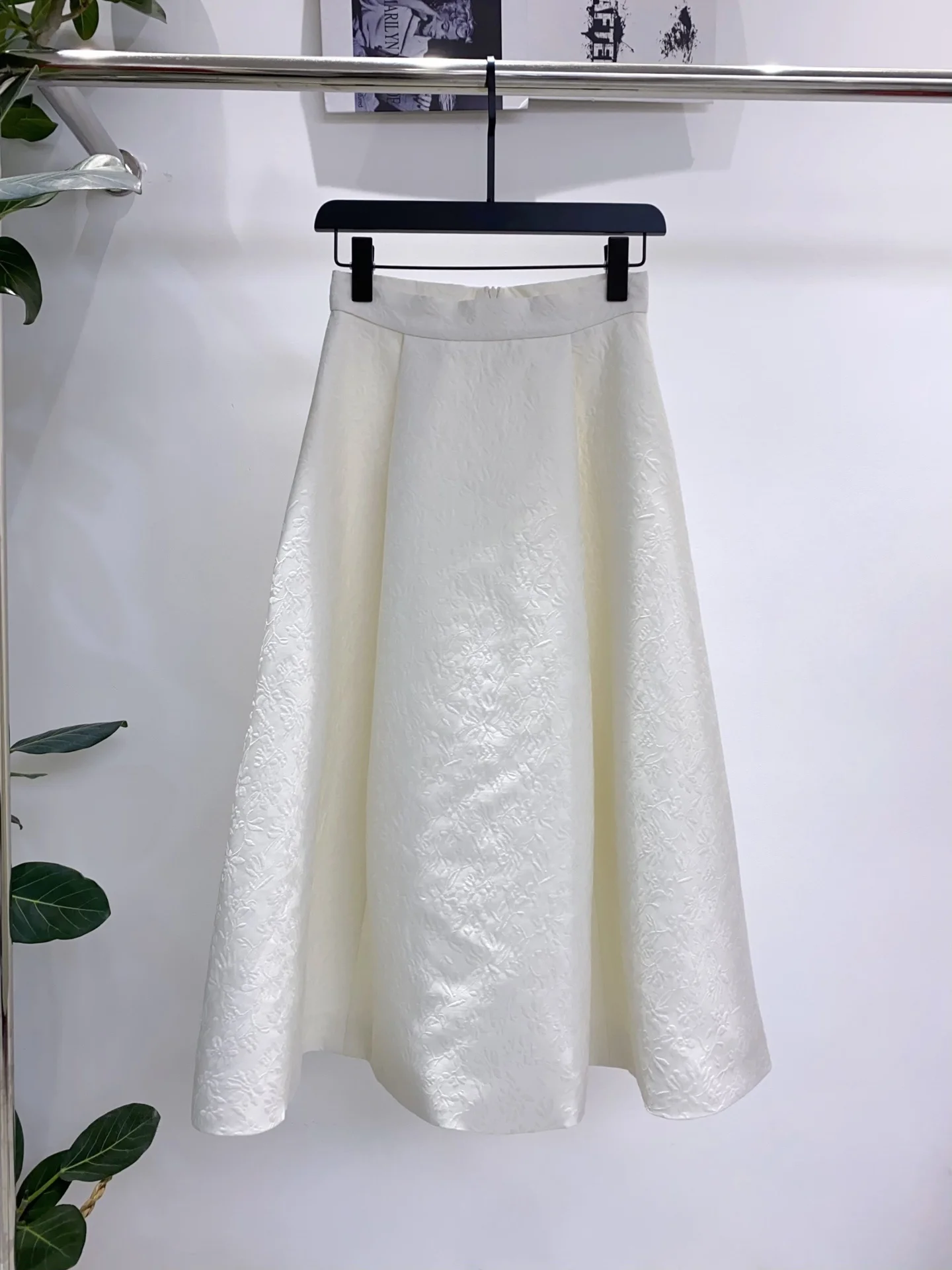 

High quality new women's high waisted A-line half skirt, simple and versatile half skirt