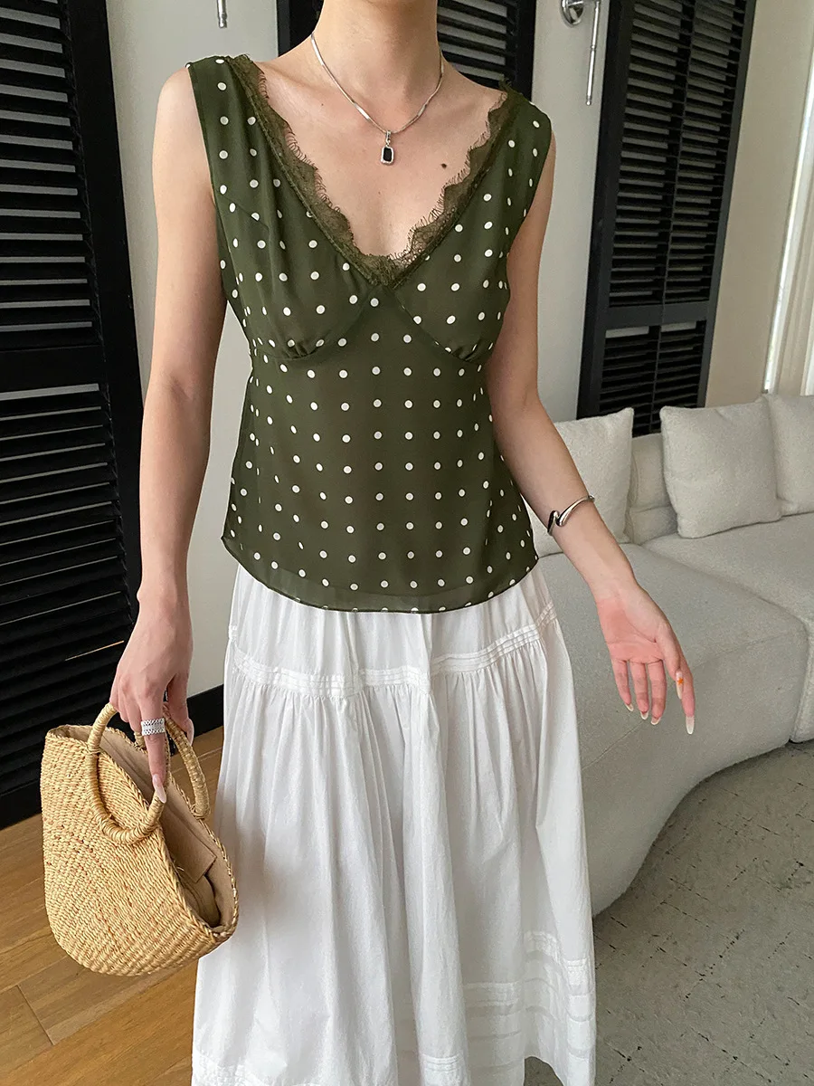Sommerliche Damen-Weste im lässigen französischen Retro-Stil mit gepunkteter Spitze, Patchwork und V-Ausschnitt, schlank machend und ärmellos. – Detail 16
