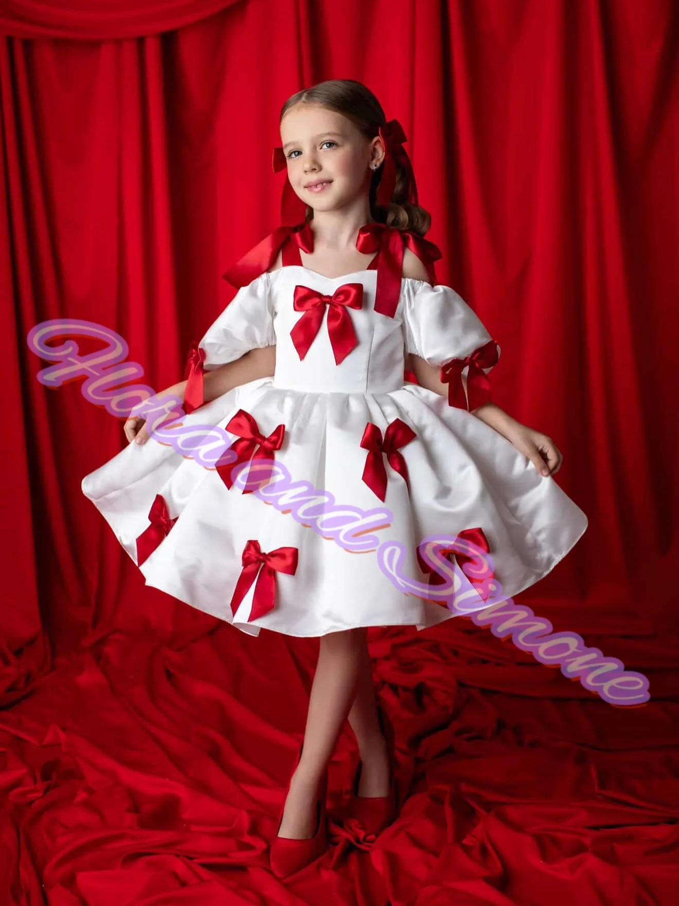 فساتين فتاة الزهور مكشوفة الكتفين من الساتان بفيونكة حمراء بطول الركبة وأكمام قصيرة منتفخة لحفلات أعياد الميلاد فستان أطفال مخصص #1