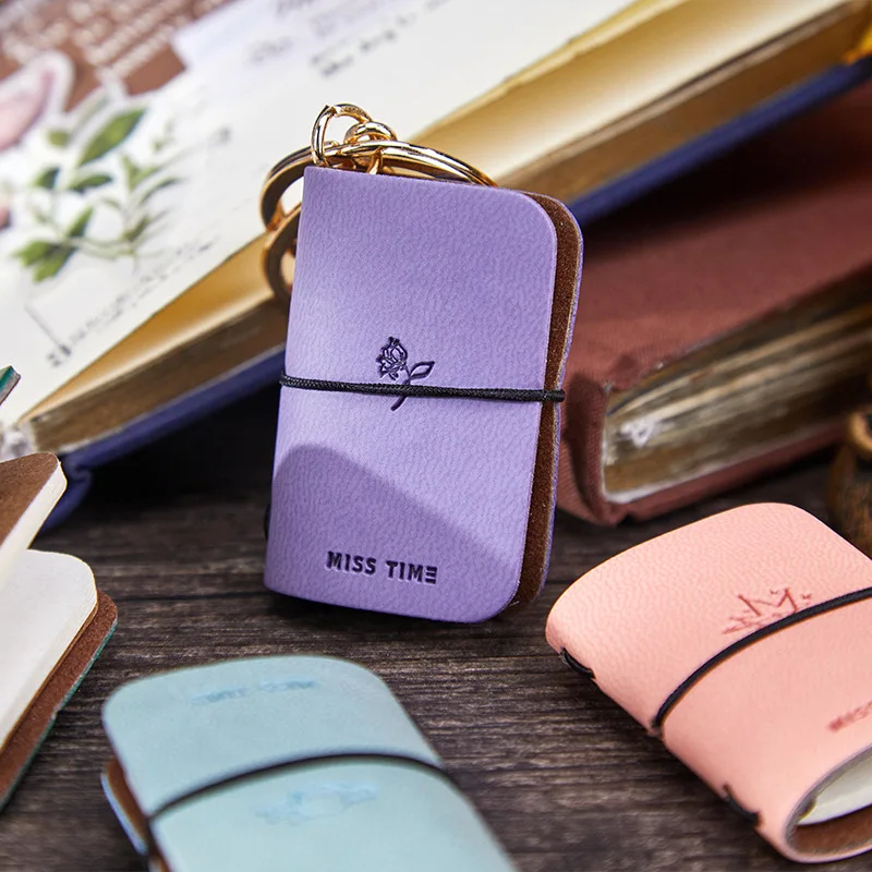 سلسلة مفاتيح Mr. Paper مكونة من قطعتين من البولي يوريثان - مذكرات صغيرة محمولة من الجلد الناعم، دفتر ملاحظات ساحر على الظهر، ملحقات تخزين على الطراز الأدبي