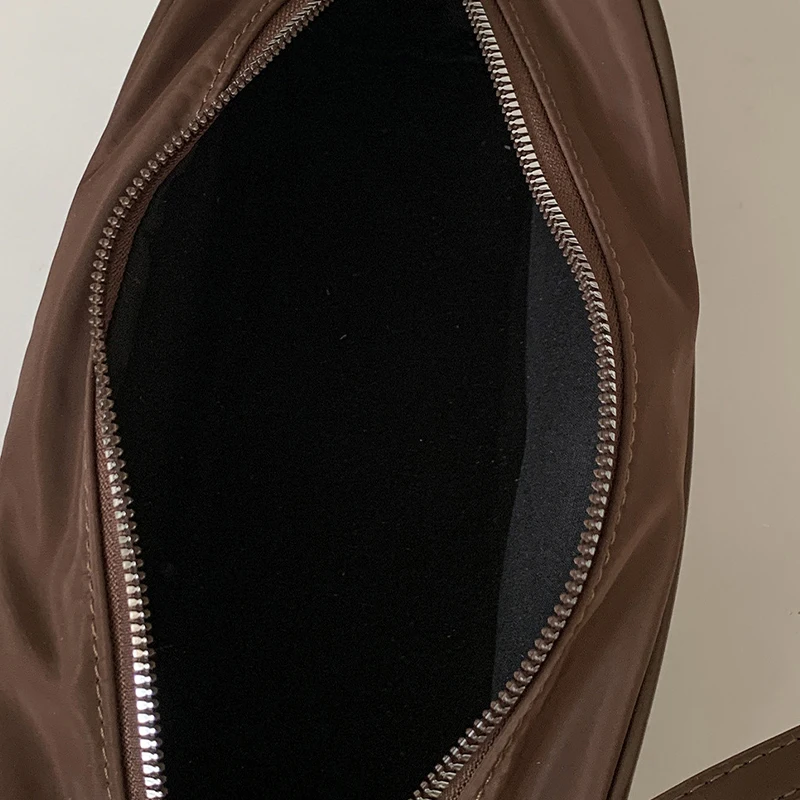 Nylon-Schultertasche, koreanische Damen-Unterarmtasche in Uni-Farbe, minimalistische Vintage-Handtasche mit leichtem Reißverschluss für Pendler. – Detail 3