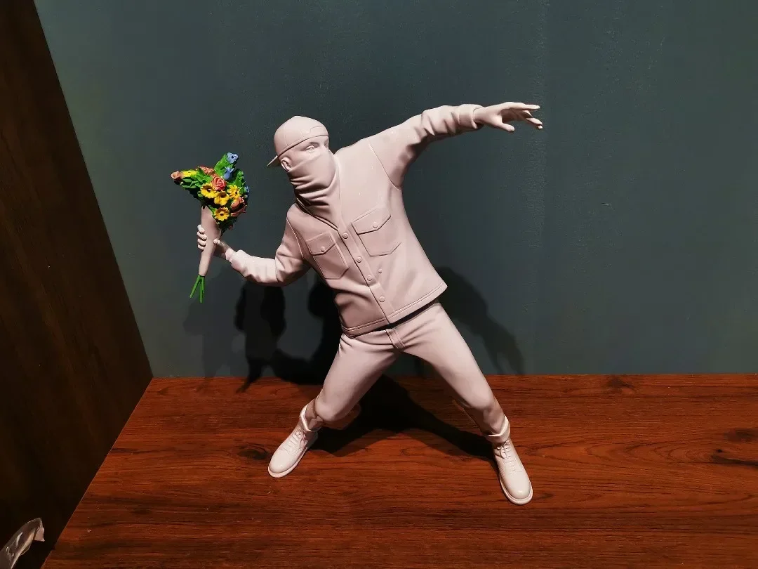Crafts Flower Bomber Full-Length Portrait Street Art Throwing Flower People Statue Decoration Action Figure Collection model