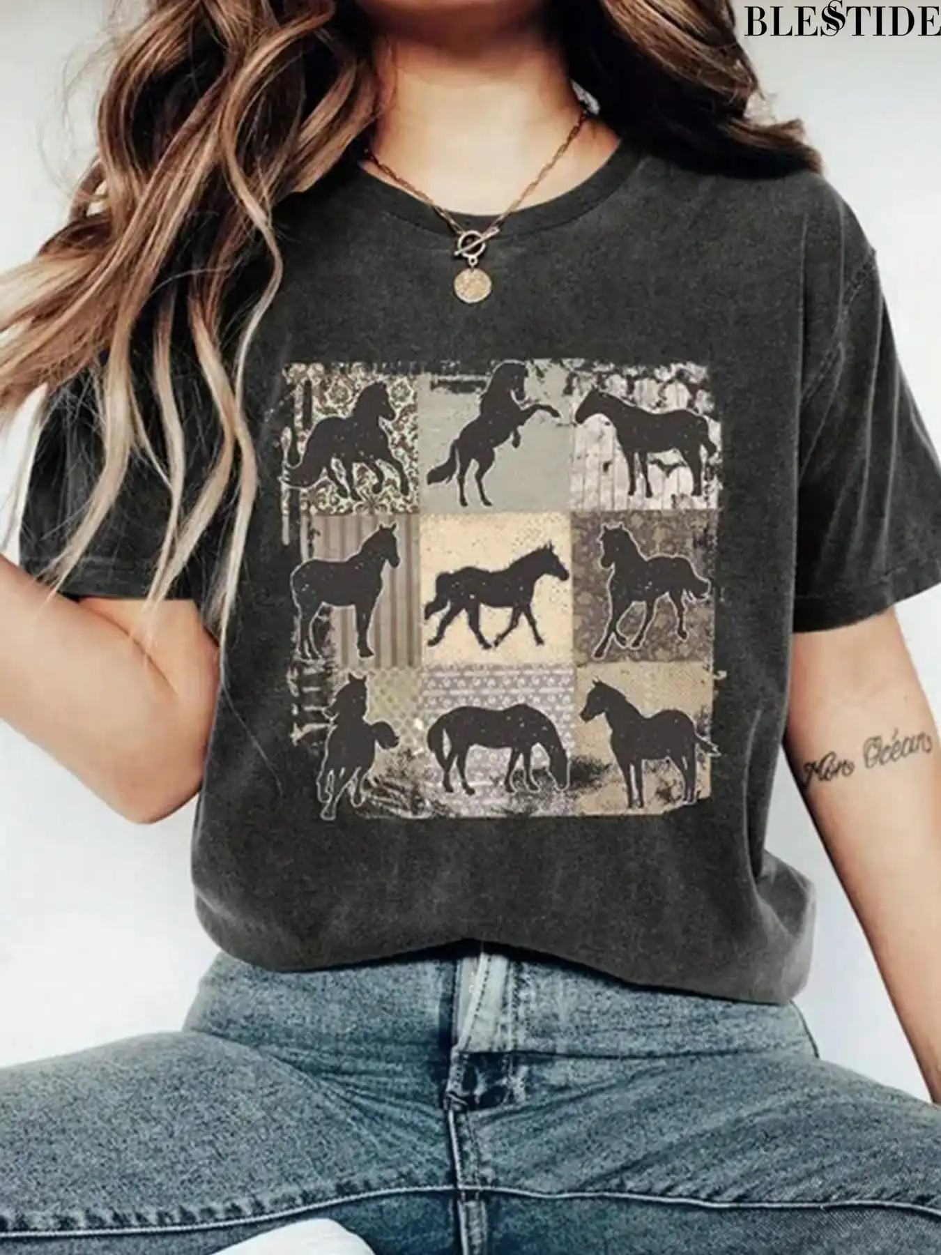 تي شيرت أنيق برسومات الفروسية تتميز بتصميم صورة ظلية على شكل حصان عتيق، مثالي لمحبي الحصان وعشاق الفروسية