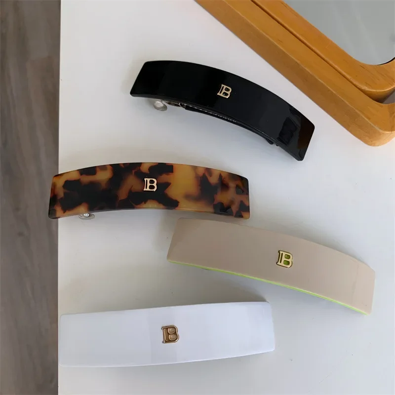 

1pc Exquisite and minimalist letter gold label hair clip with spring clip, half tied ponytail hair clip, shark clip for women