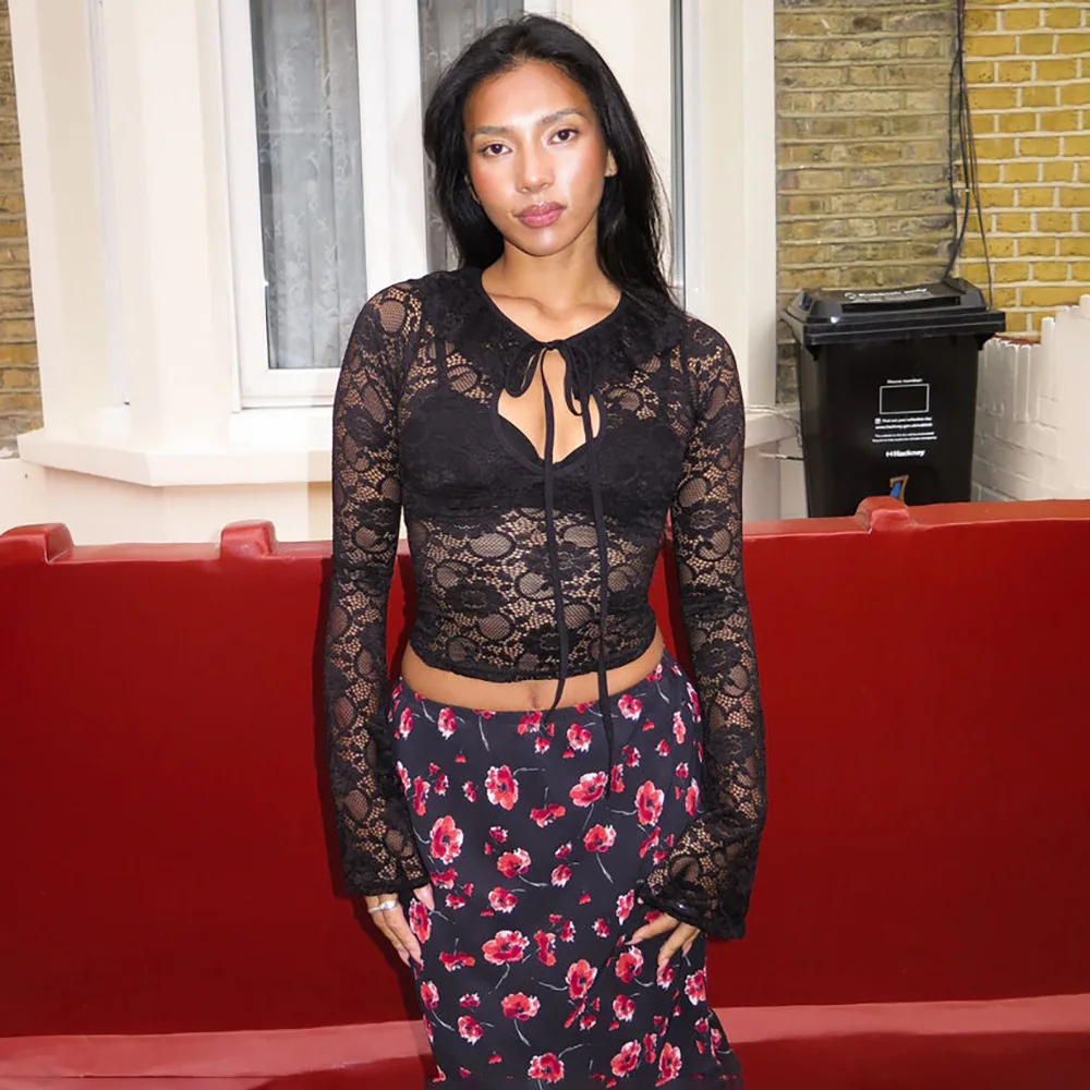 아프라반트 여성 2025 가을 레이스 홀로우 아웃 시어 롱 슬리브 탑 섹시 플레어 슬림 핏 블라우스 트렌디 스트리트웨어 패션 의상