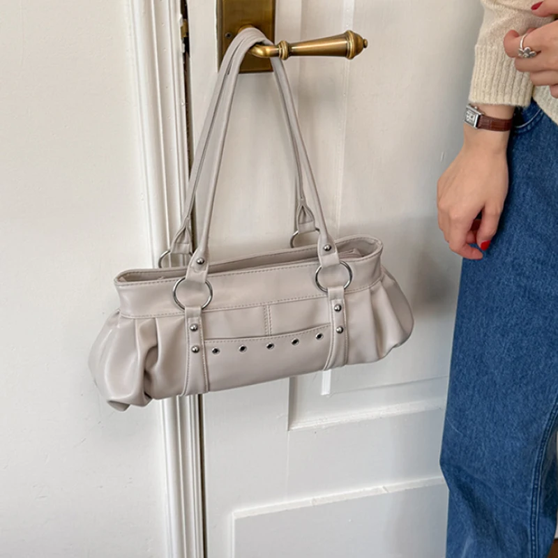 Metallnietenverzierte Unterarm-Schultertasche, Damen Einfarbige Preppy Pendler-Handtasche mit Nieten-Dekor, Koreanische Y2k Mädchen Weiche Casual Tragetasche – Detail 6