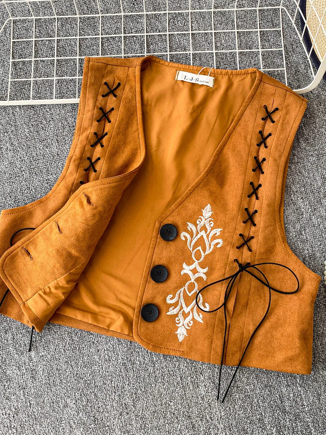 

Trendy V-Ne Strap Design Women's ort Embroidered Suede Vest Faionable Slimming Top Commute Sle Single Button Closure