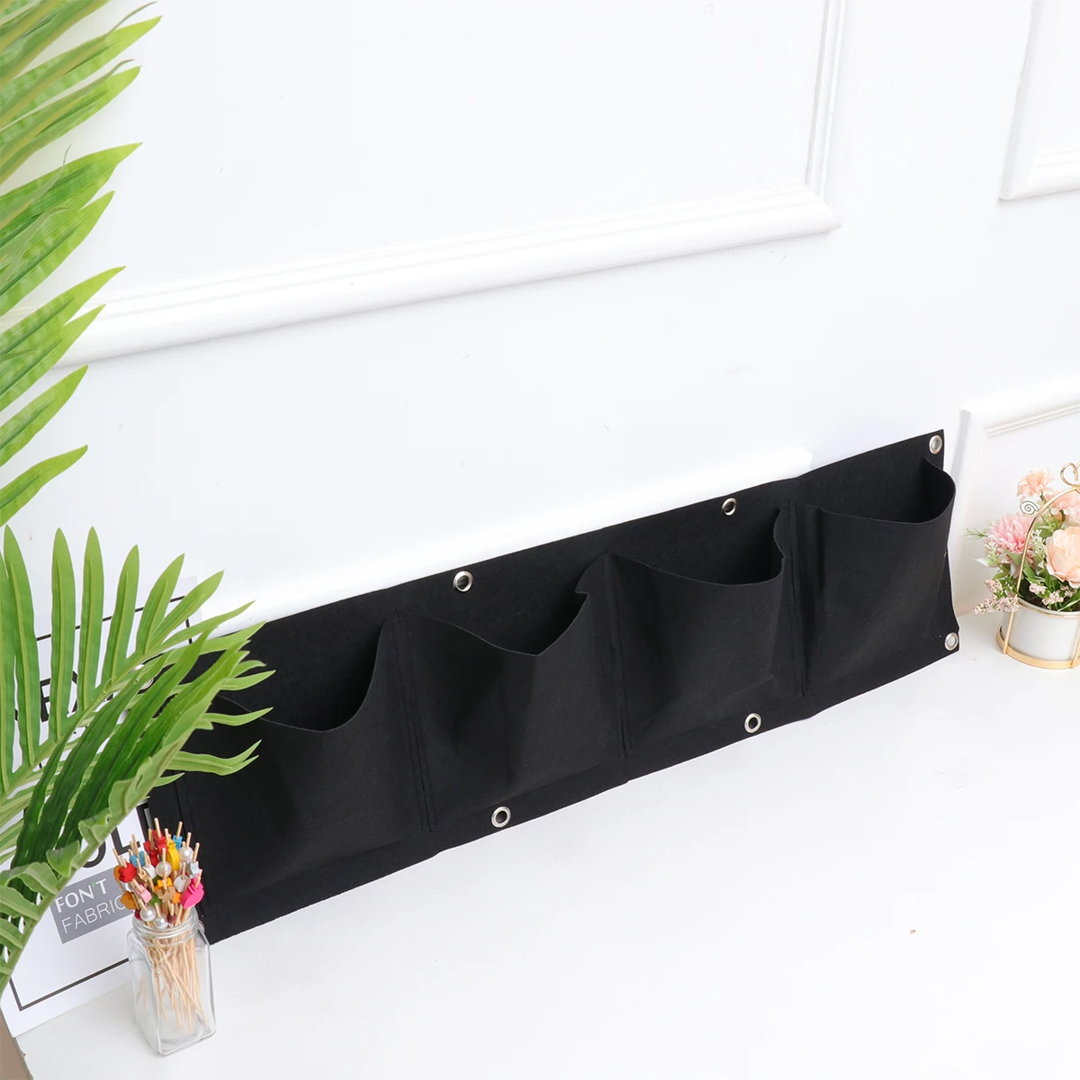 

Black Vertical Wall Hanging Plant Bag 4-Pockets Multi-Pocket Felt Growing Bag Hanging Planter for Home Balcony Garden Outdoor
