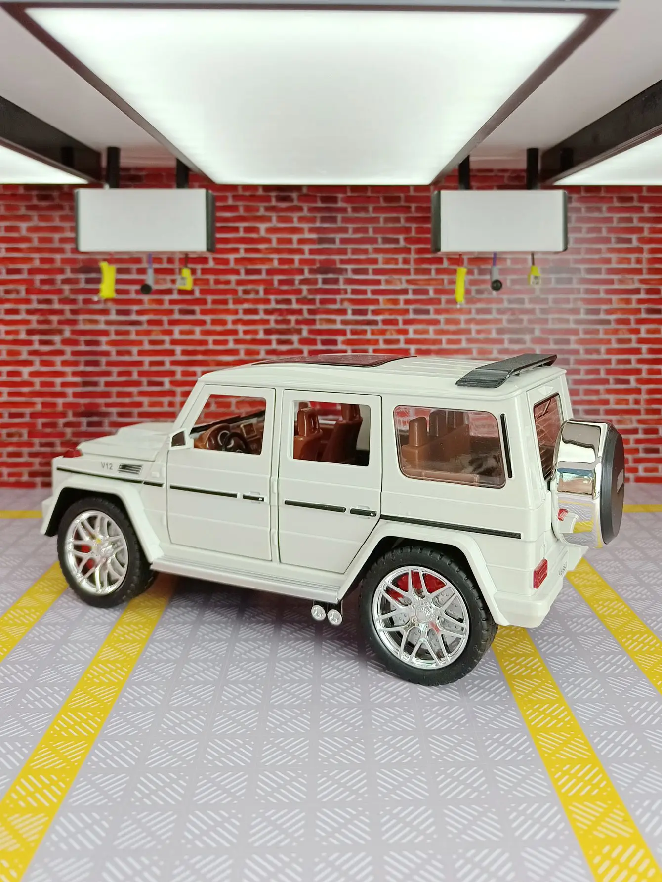 Mercedes-Benz G63 AMG modelo de carro de liga, veículo off-road, ornamentos metálicos, leve e sonoro, puxado, coleção Toy, 1:24