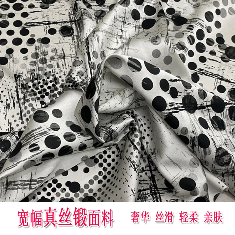 Sfondo bianco a pois ampio tessuto forgiato di seta di fascia alta camicia cheongsam pigiama tessuto per abbigliamento estivo