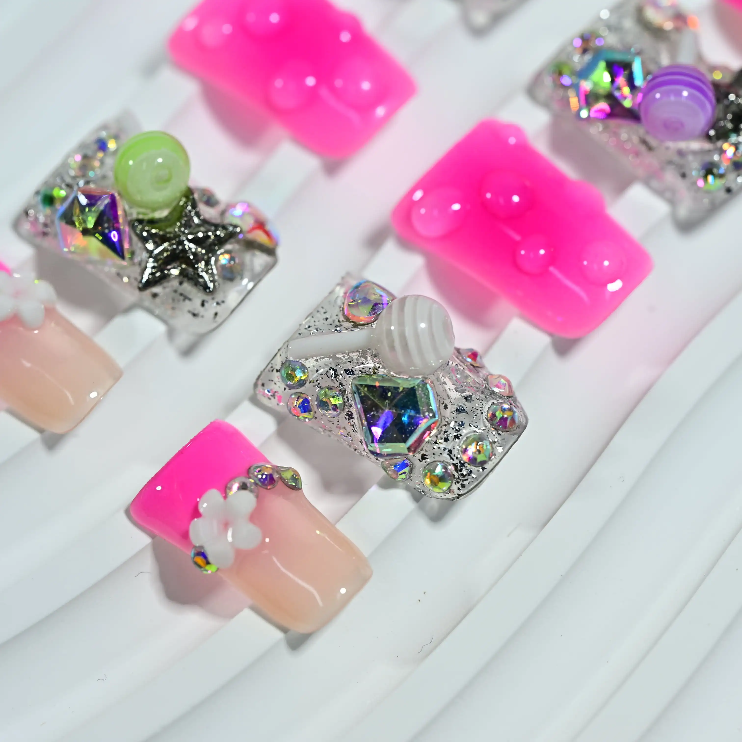 Handgefertigte fluoreszierende rosa Nägel zum Aufdrücken, glitzernde 3D-Dekor im Strass- und Bonbonstil, edgy Y2K-ästhetische wiederverwendbare Nägel zum Aufkleben