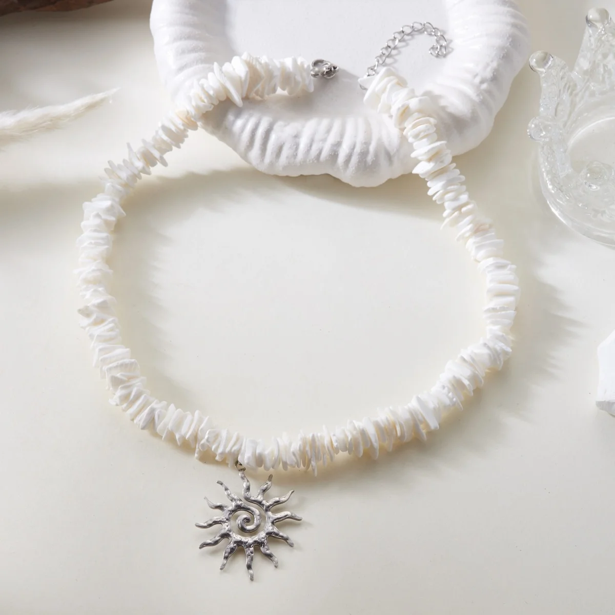 Retro-Halskette mit unregelmäßigen Muschelperlen in Maillard-Farben und Sonnenwirbel-Anhänger für Damen und Herren, doppellagige Sonnenblumen-Kette, Choker-Schmuck – Detail 21