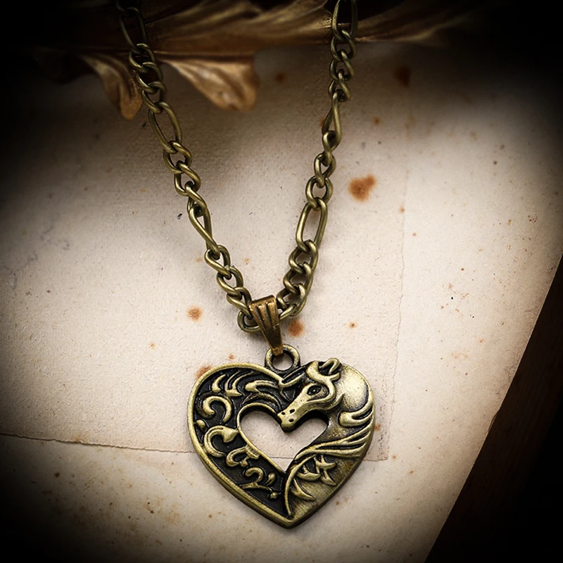 Vintage Aged Bronze Color Creative Heart Knight's War Horse Design Pendant Necklace Men Punk Personalized Party Jewelry