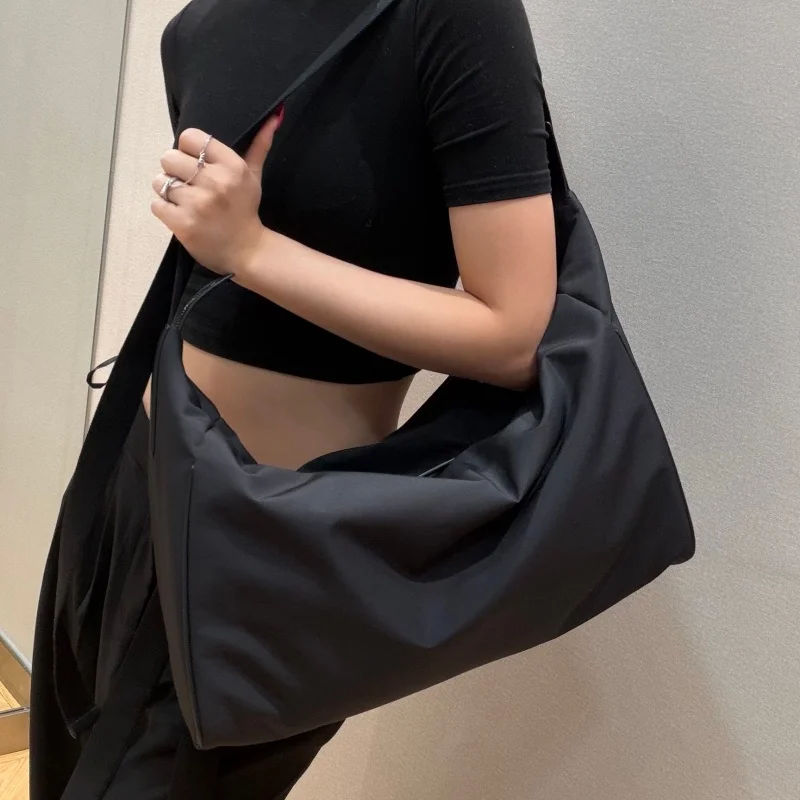 2026 Women's Fabric Solid Color Classic Versatile Fashion Commuter Outdoor Leisure Single Shoulder Handbag