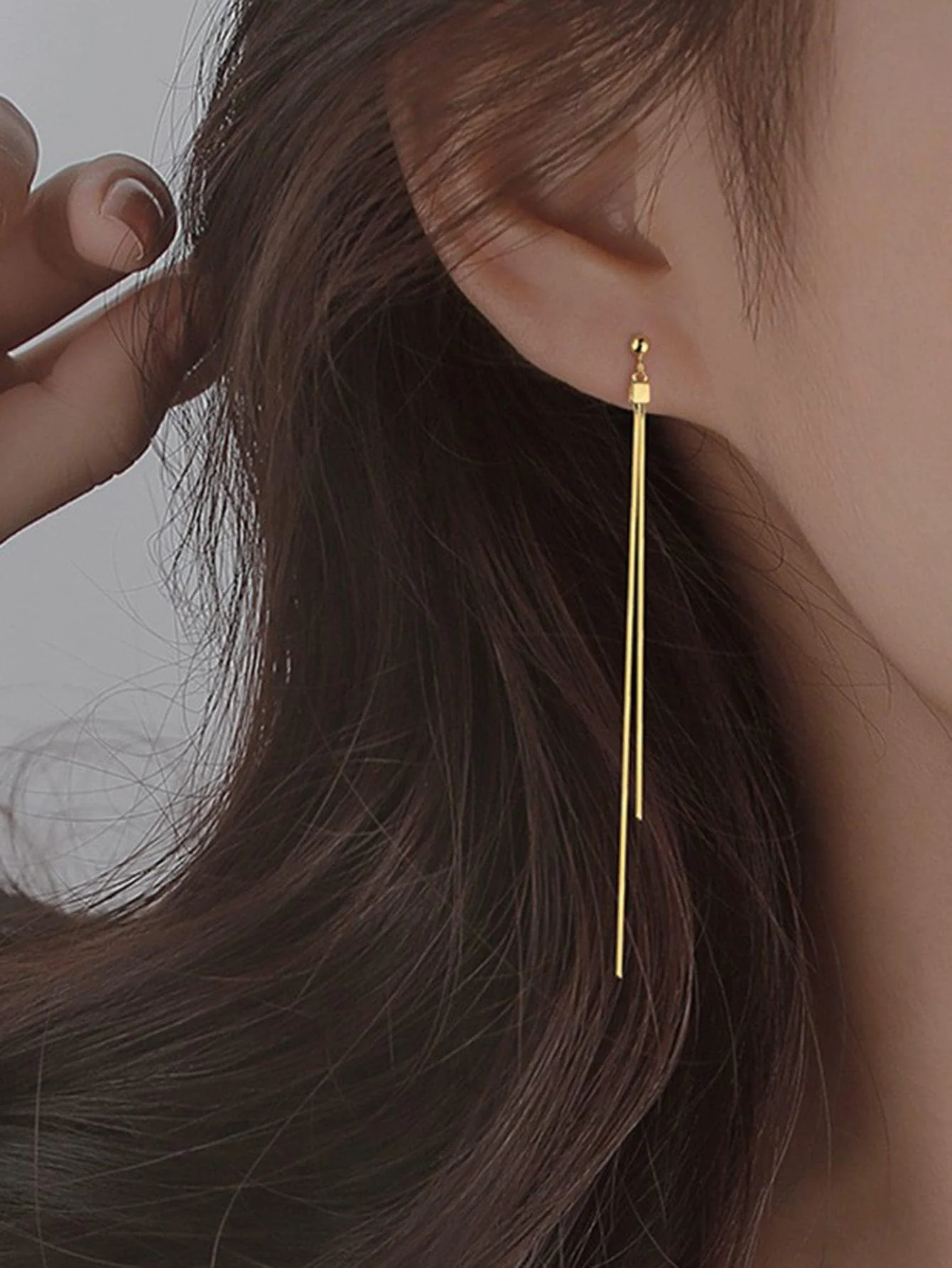 

Минималистичные серьги-протяжки золотистого цвета с длинными тонкими элементами