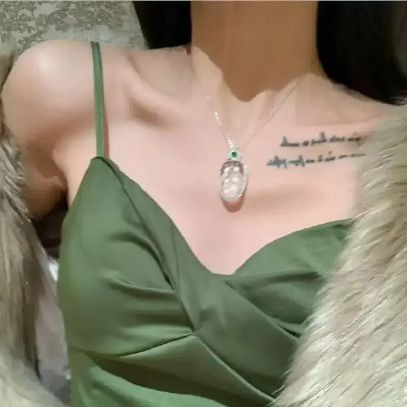 A Chinese-style lady's leaf necklace, revealing golden branches and jade leaves