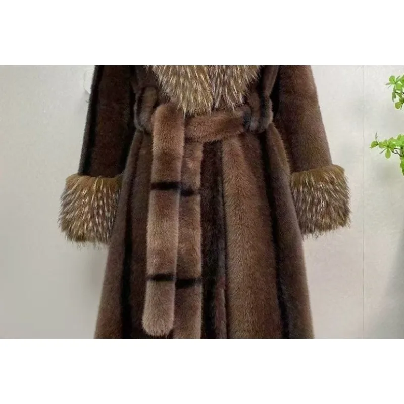 Una nueva moda de longitud media para mantener el calor, abrigo adelgazante elegante y elegante para mujer, hecho de piel de visón dorada europea para invierno, piel sintética