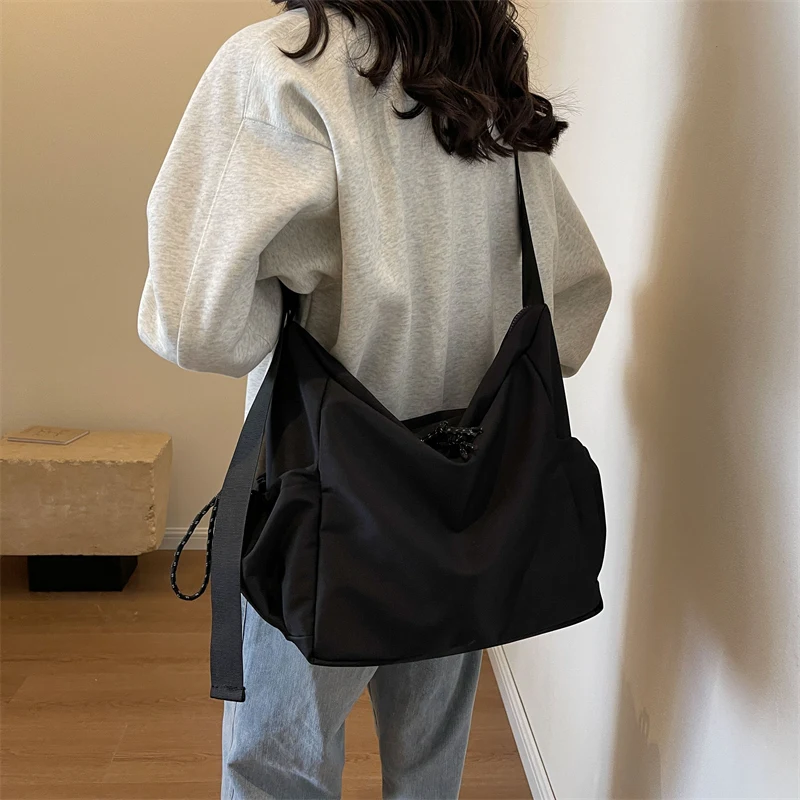 A large capacity shoulder bag of solid color canvas fabric, lightweight and comfortable fabric without burden on the upper body,