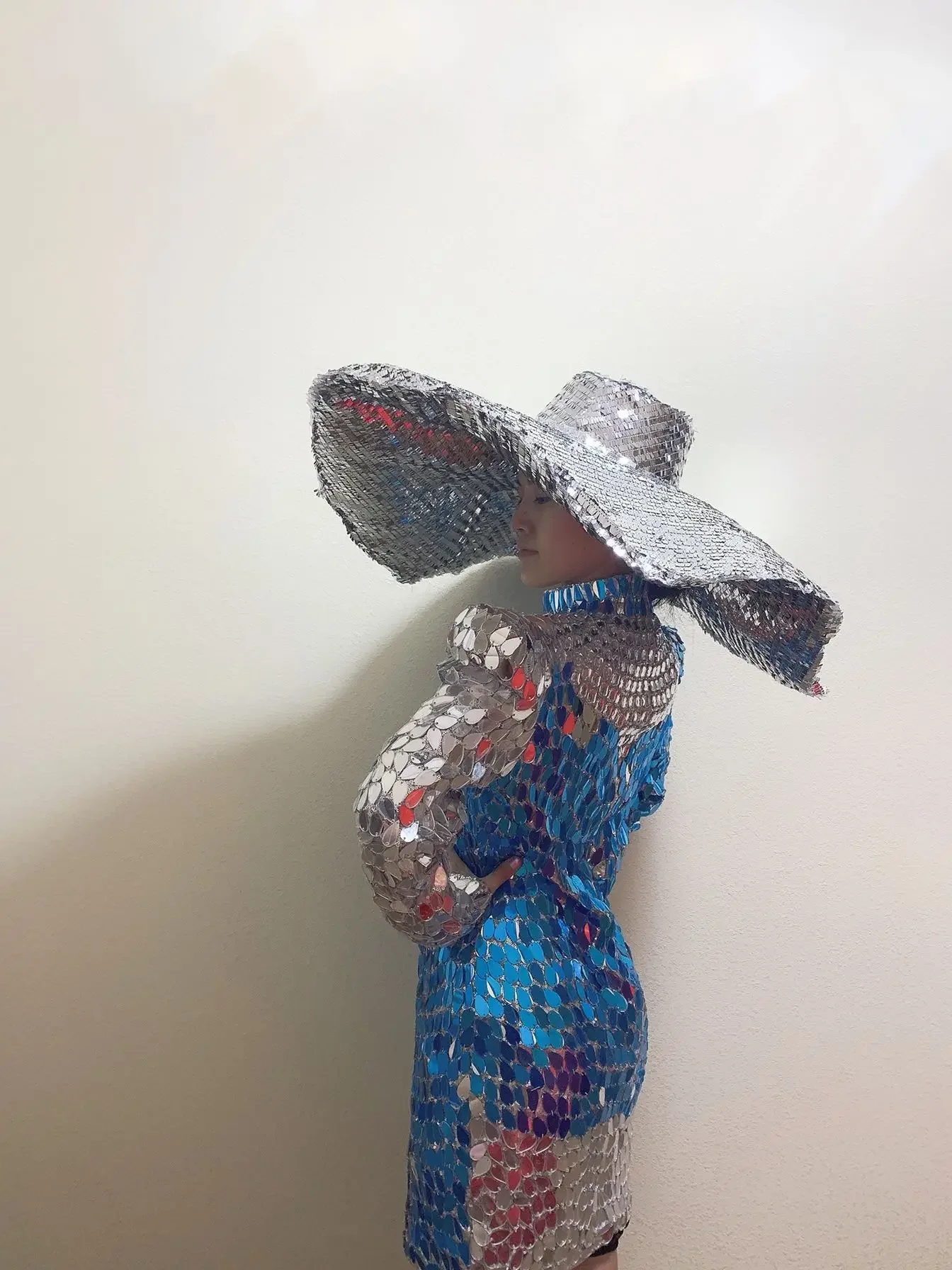 Vestido glamuroso de espejo plateado con espejo, sombrero de ala grande, traje para sesión de fotos de estudio, vestido de encogimiento de hombros para niña, traje de baile para espectáculo y Club de fiesta