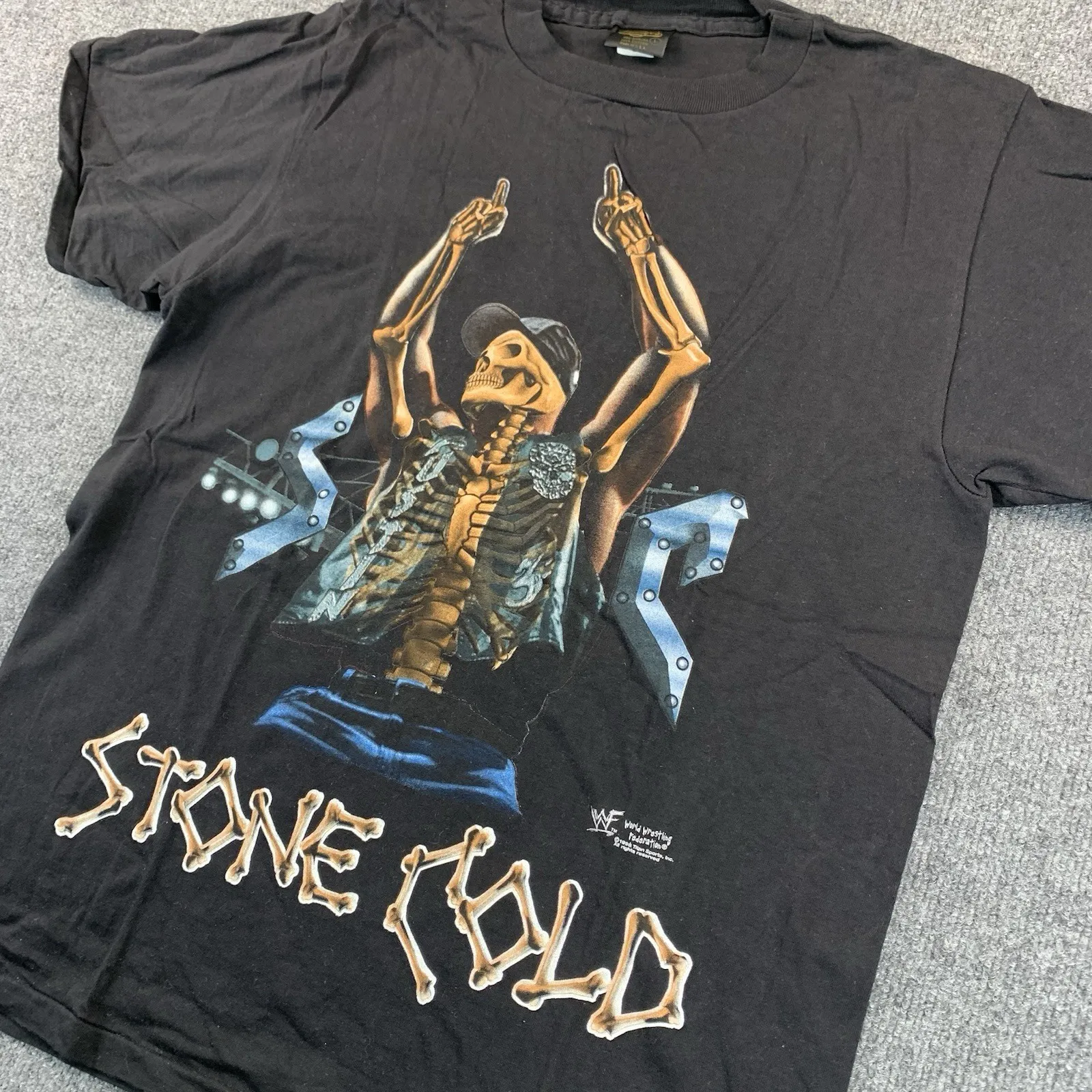 تي شيرت برسومات ستون كولد ستيف أوستن هيكل عظمي لعام 1998 باللون الأسود. علامة التغييرات كبيرة
