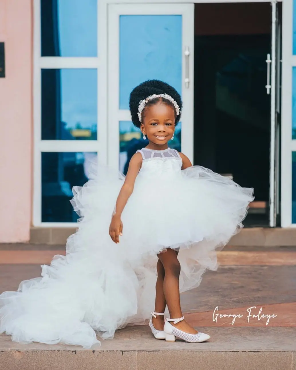 สีขาวสูงต่ําชุดสาวดอกไม้ Ruffles อัญมณีคอ First Communion ชุด Tulle วันเกิดรูปภาพยิง Gowns สําหรับงานปาร์ตี้