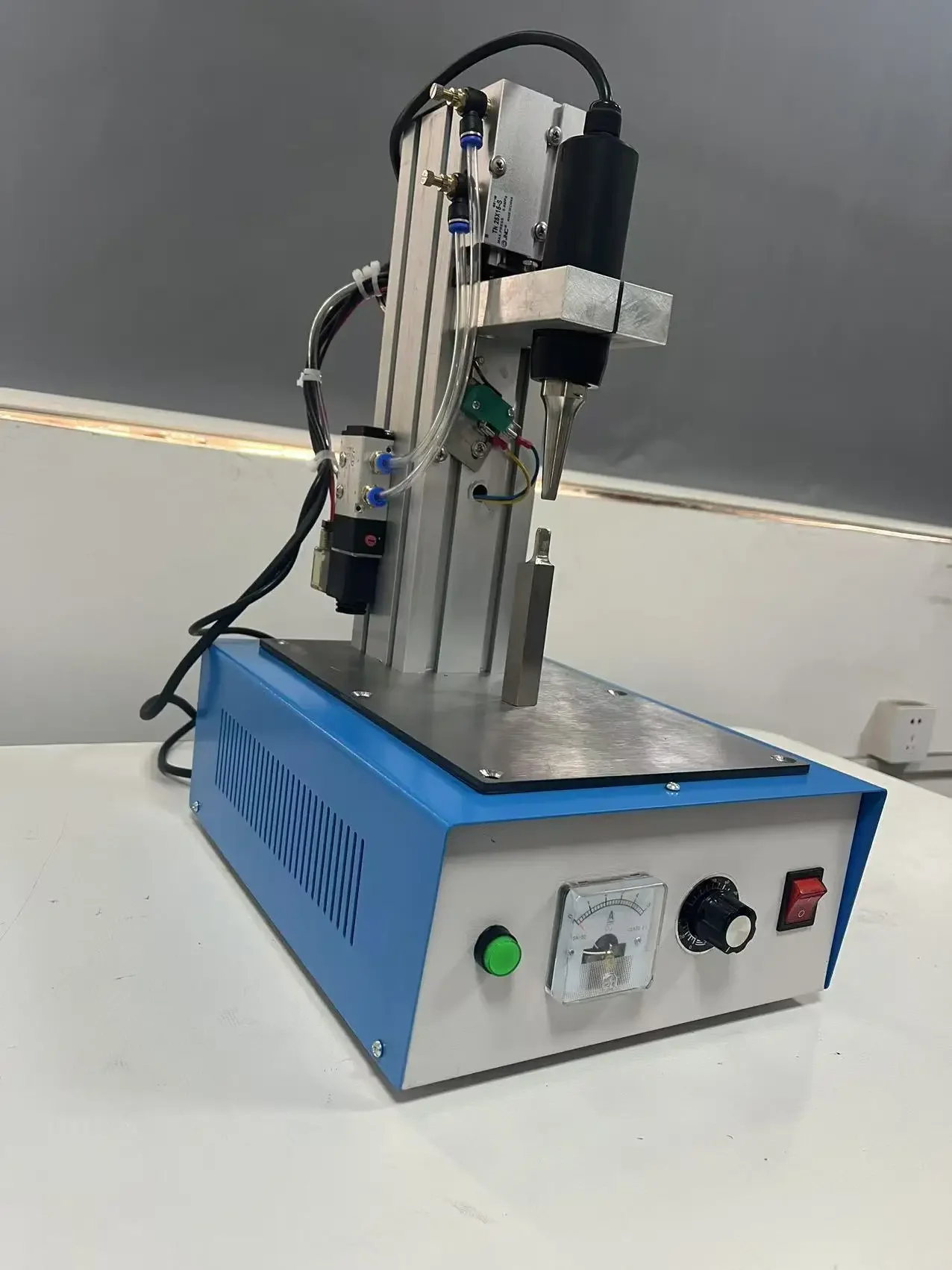 ​ Zgrzewarka punktowa pneumatyczna ultradźwiękowa do tworzyw sztucznych, sterowana pedałem, 35K 1600W, do plastiku, PE, PET, do zgrzewania pudełek spożywczych.