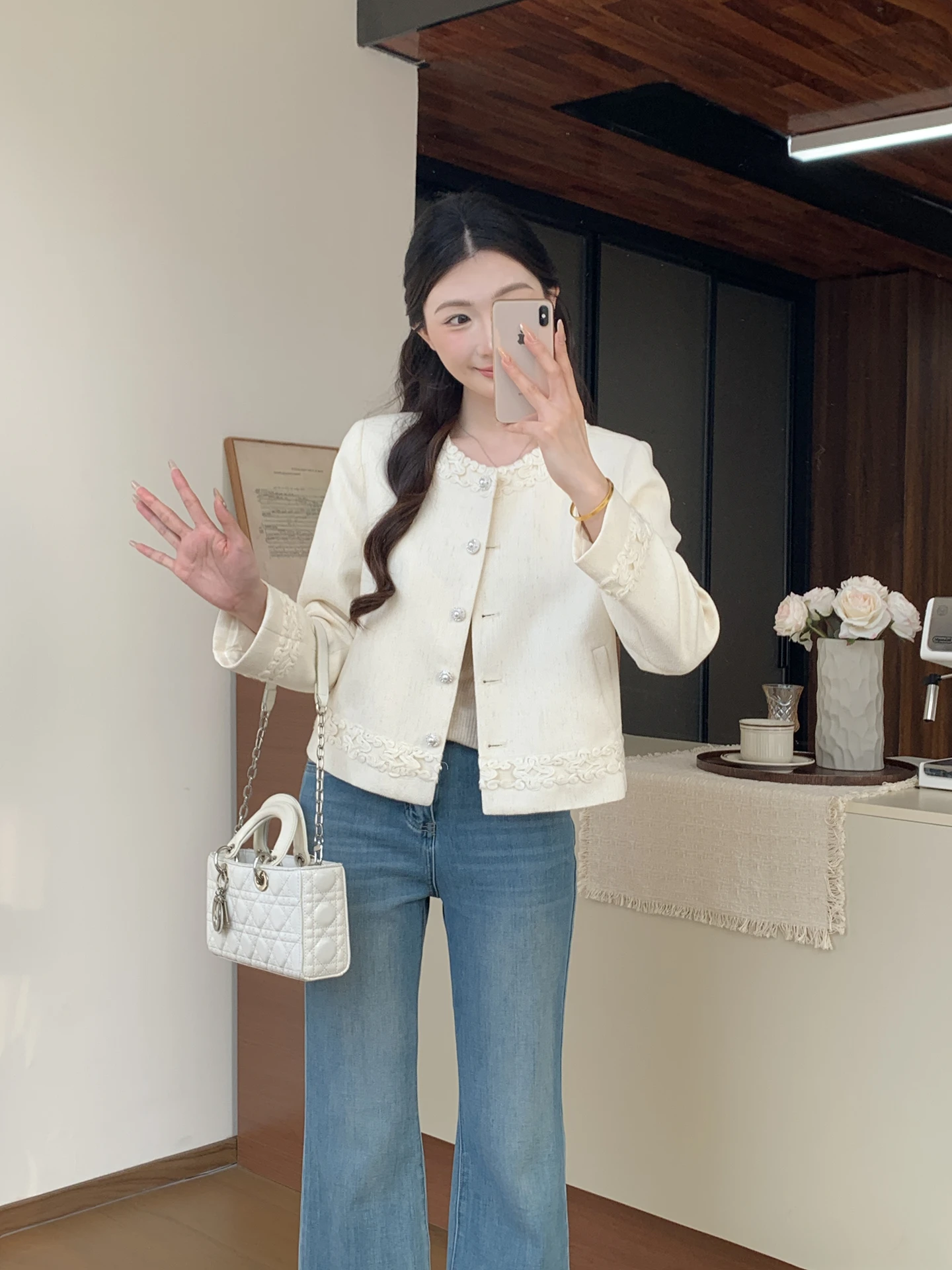 

Ele Simple White ort Embroidered Lace Sve Cuffs round Ne Women's Jaet Megua Brand Spring 2026 Korean Sle Top