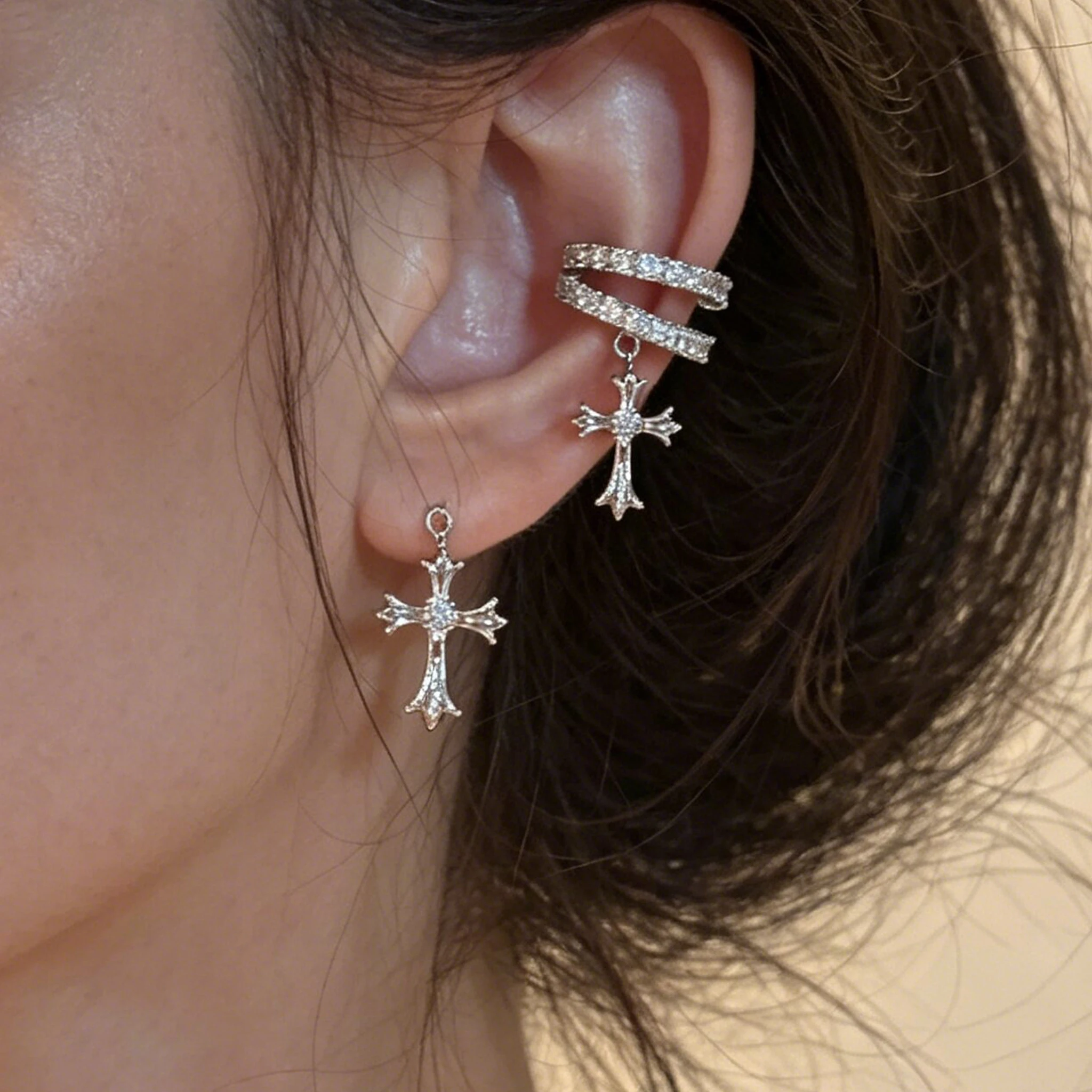 Silberfarbene Kristall-Strass-Clip-Ohrringe für Damen, modischer geometrischer Kreuz-Ohrclip ohne Piercing, Mädchen-Schmuckgeschenke