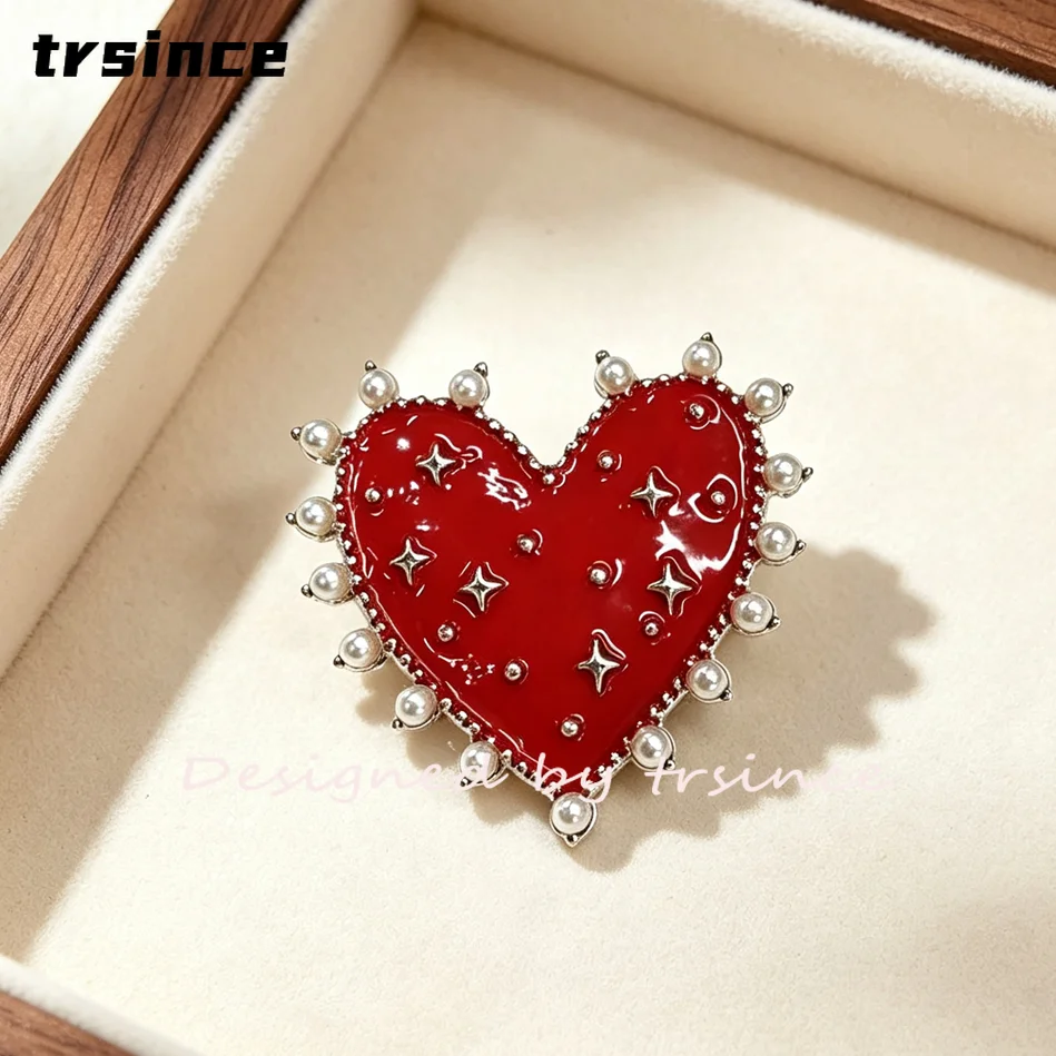 Romantic Red Enamel Love Heart Brooch Pearl Surround Star Metal Lapel Pin for Clothing Decoration Fashion Jewelry Badges Corsage