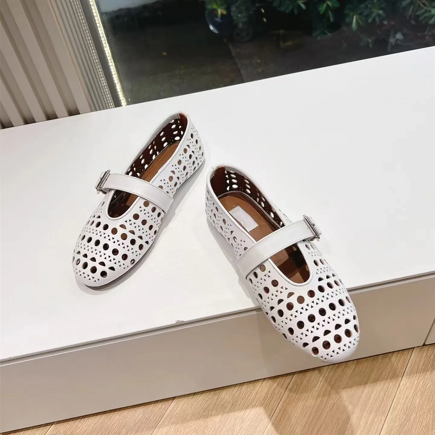 Designer Brand Hollow Flat Leather Ballet Shoes Shallow Mouth Fashion Hole Single Shoes Breathable Mary Jane Sandals